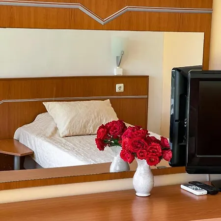 кристал Otel Ravda